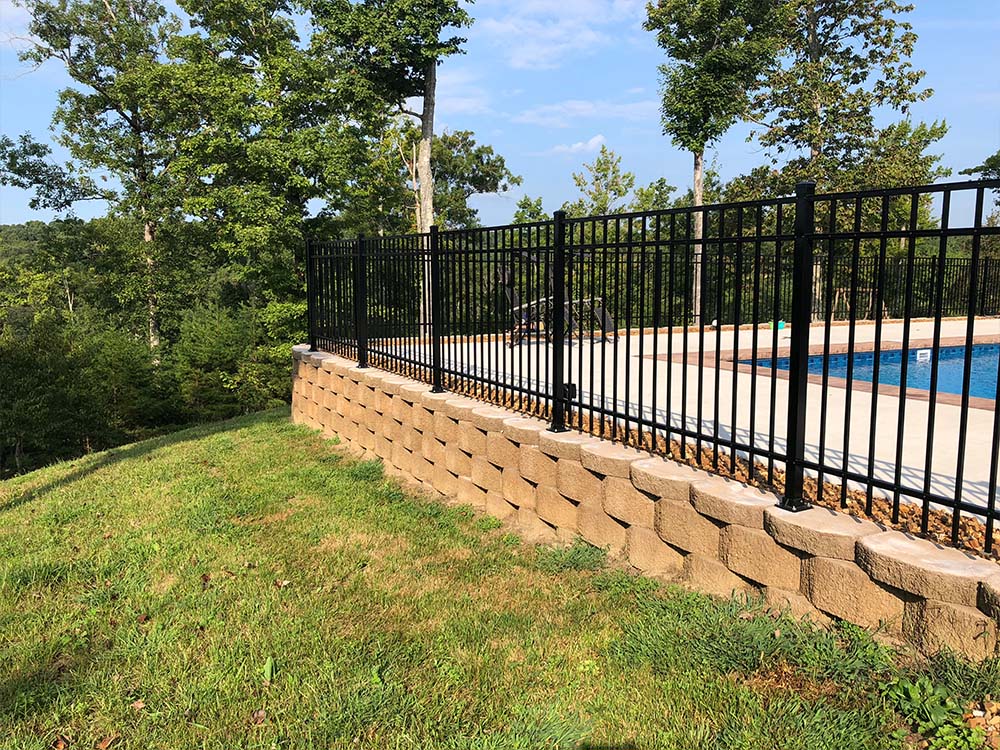 Vinyl pool with retaining wall